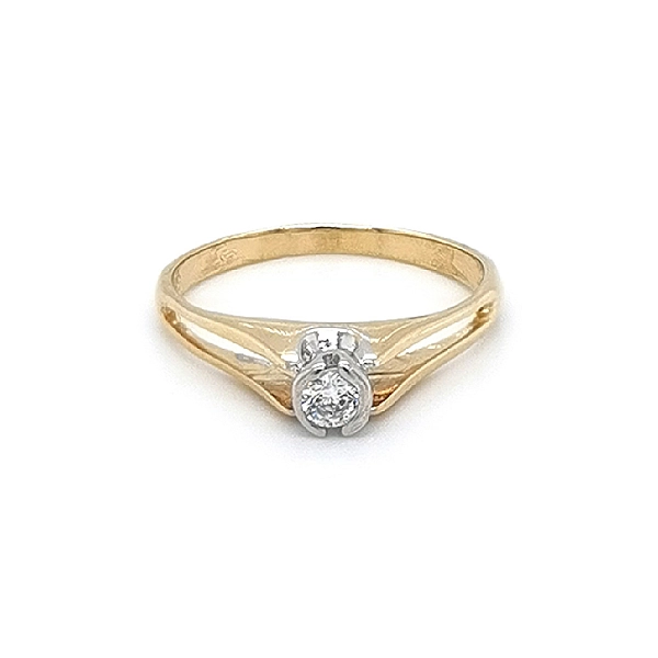 Nhẫn đính hôn với đá zircon làm từ vàng kết hợp