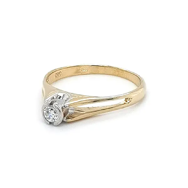 Nhẫn đính hôn với đá zircon làm từ vàng kết hợp