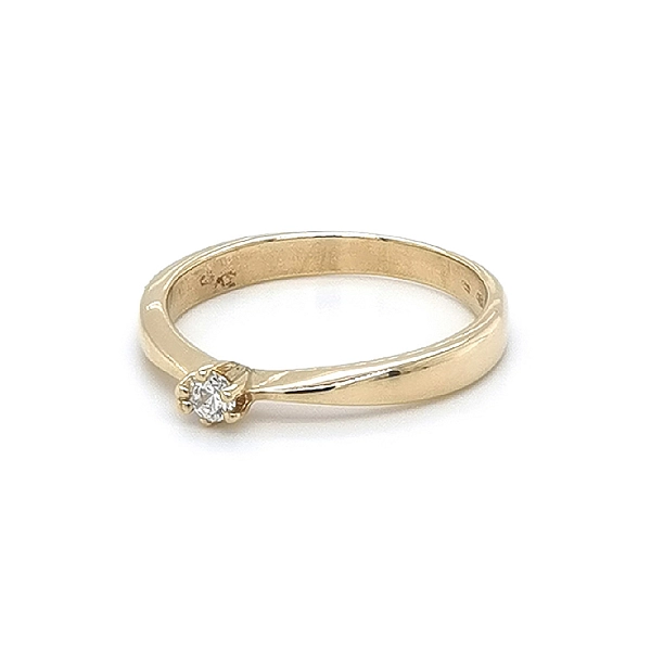 Nhẫn đính hôn bằng vàng với đá zircon
