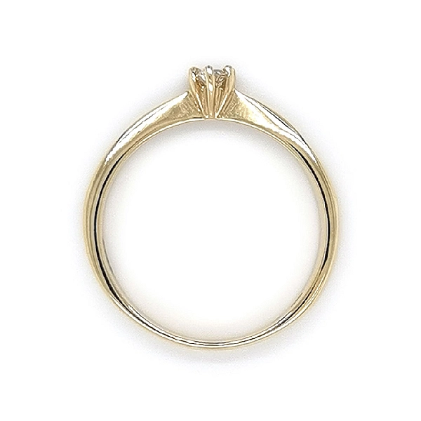 Nhẫn đính hôn bằng vàng với đá zircon