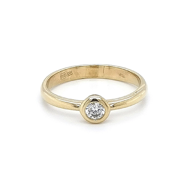 Nhẫn đính hôn bằng vàng với đá zircon
