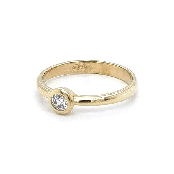 Nhẫn đính hôn bằng vàng với đá zircon