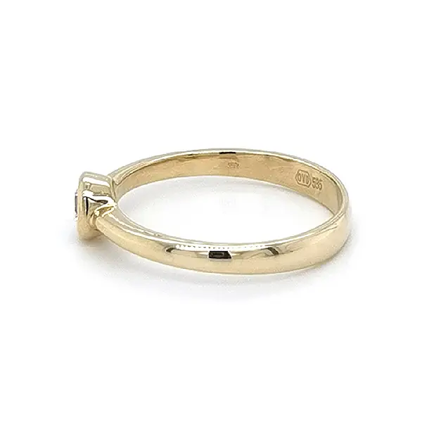 Nhẫn đính hôn bằng vàng với đá zircon