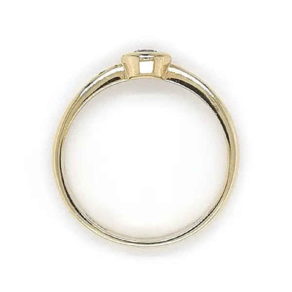 Nhẫn đính hôn bằng vàng với đá zircon