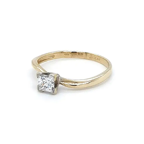 Nhẫn đính hôn bằng vàng với đá zircon