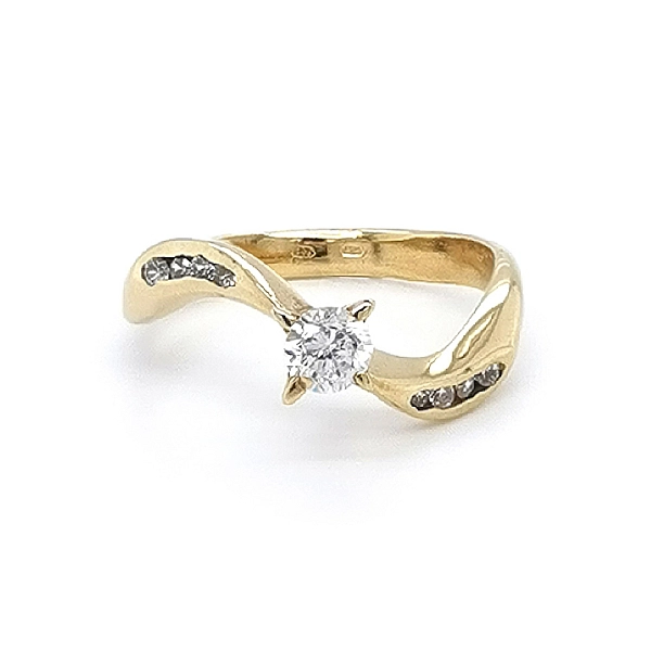 Nhẫn đính hôn bằng vàng với đá zircon