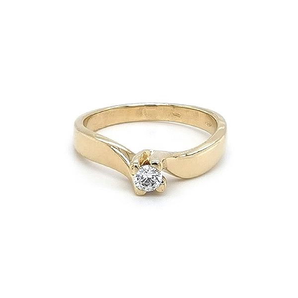 Nhẫn đính hôn bằng vàng với đá zircon