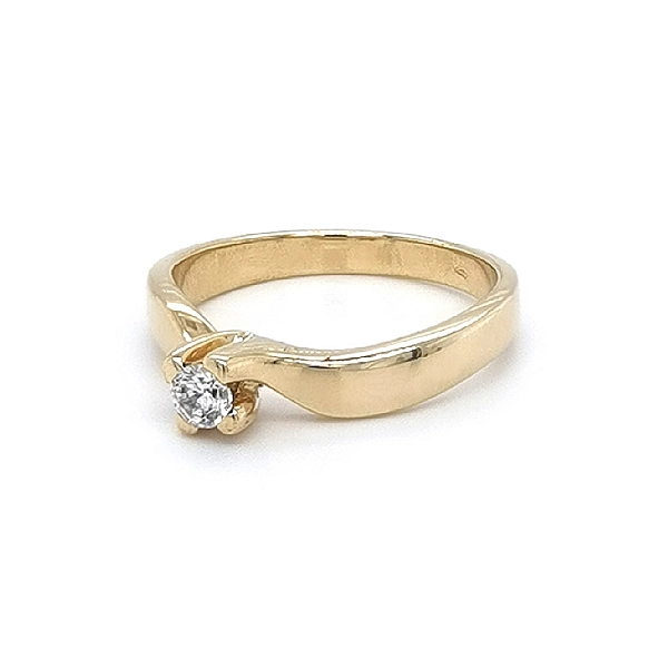 Nhẫn đính hôn bằng vàng với đá zircon