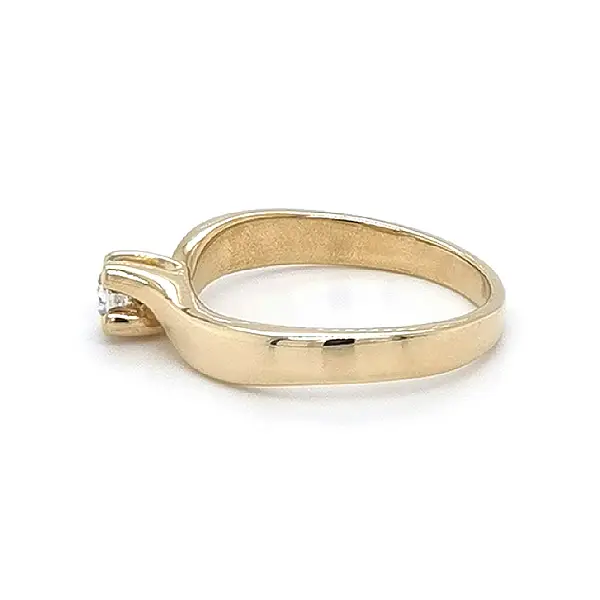 Nhẫn đính hôn bằng vàng với đá zircon