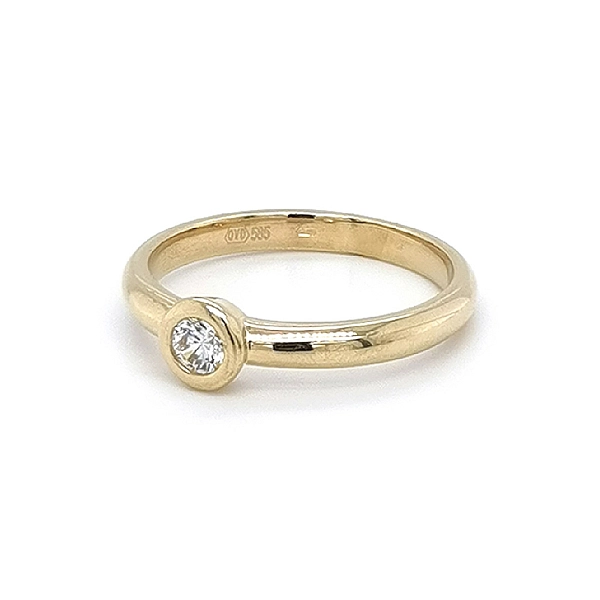 Nhẫn đính hôn bằng vàng với đá zircon