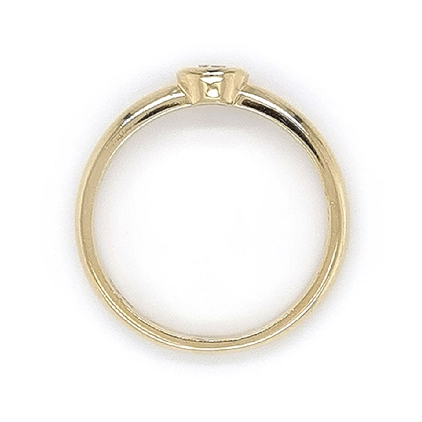 Nhẫn đính hôn bằng vàng với đá zircon
