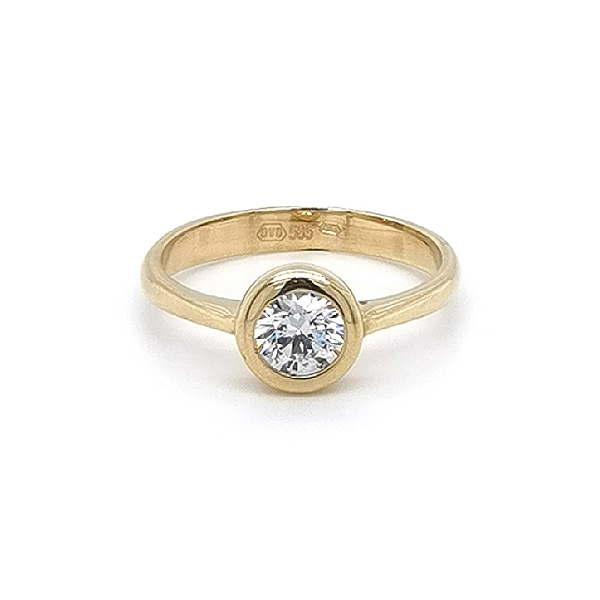 Nhẫn đính hôn bằng vàng với đá zircon