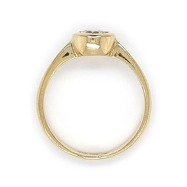 Nhẫn đính hôn bằng vàng với đá zircon