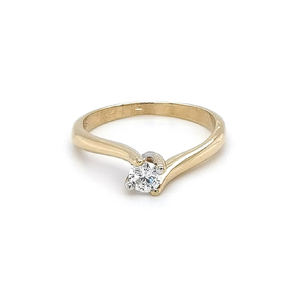 Nhẫn đính hôn bằng vàng với đá zircon