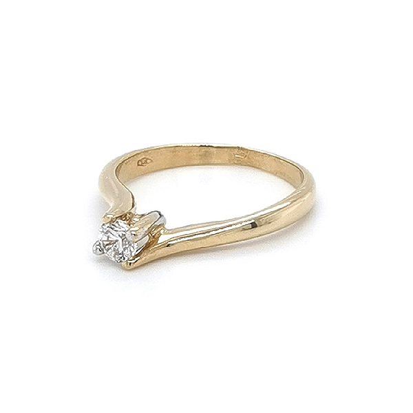 Nhẫn đính hôn bằng vàng với đá zircon