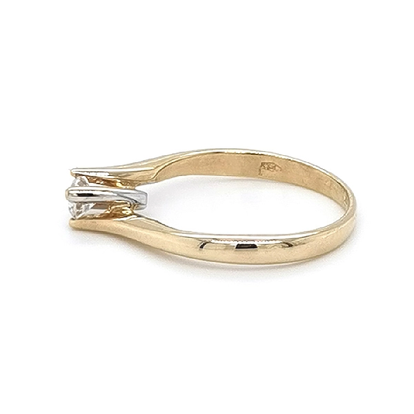 Nhẫn đính hôn bằng vàng với đá zircon
