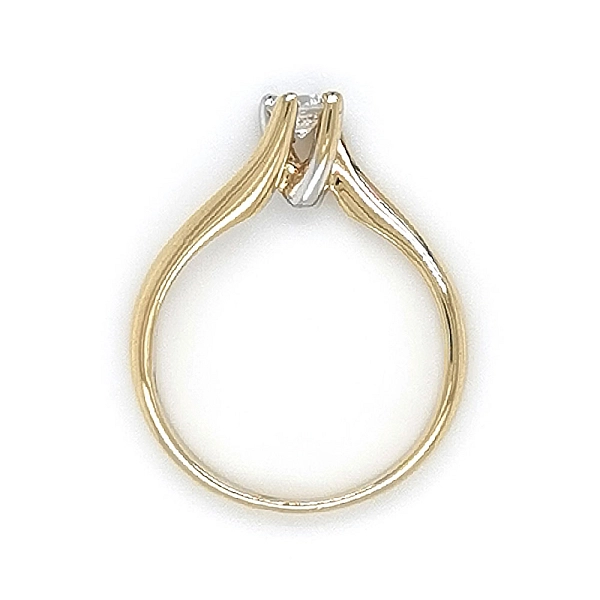 Nhẫn đính hôn bằng vàng với đá zircon