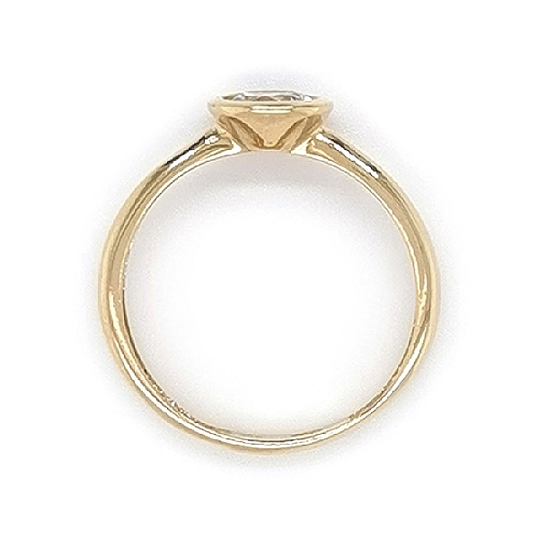Nhẫn đính hôn bằng vàng với đá zircon