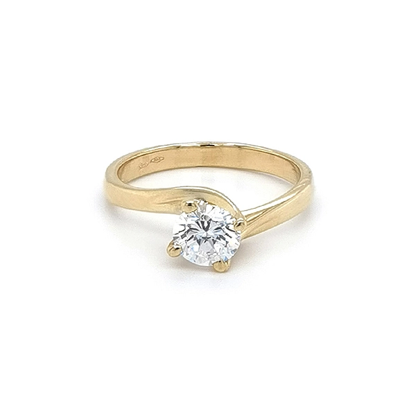 Nhẫn đính hôn bằng vàng với đá zircon