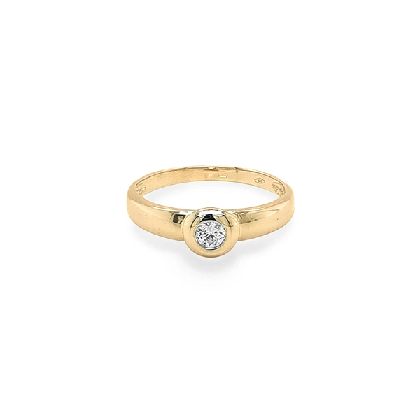 Nhẫn đính hôn bằng vàng với đá zircon