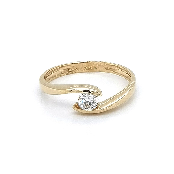 Nhẫn đính hôn bằng vàng với đá zircon