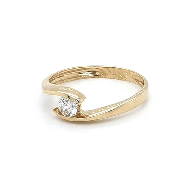 Nhẫn đính hôn bằng vàng với đá zircon