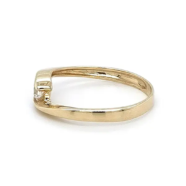 Nhẫn đính hôn bằng vàng với đá zircon