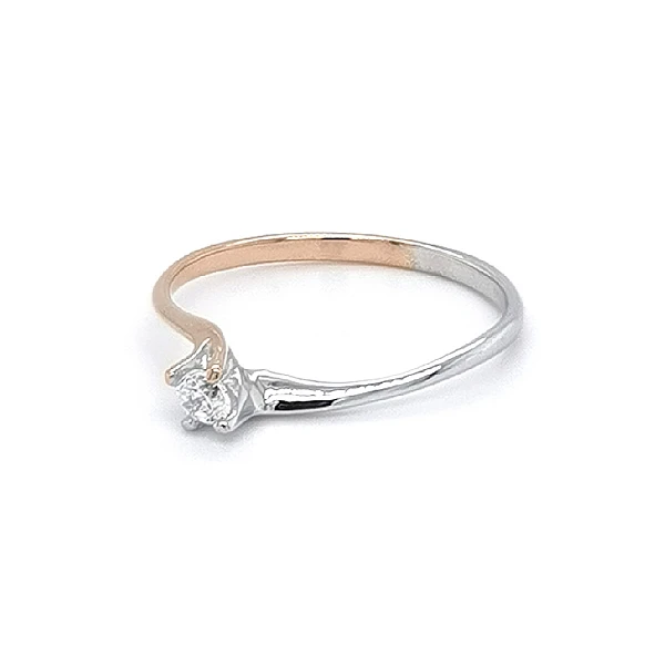 Nhẫn đính hôn với đá zircon làm từ vàng kết hợp