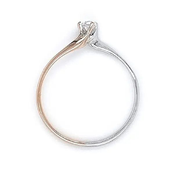 Nhẫn đính hôn với đá zircon làm từ vàng kết hợp