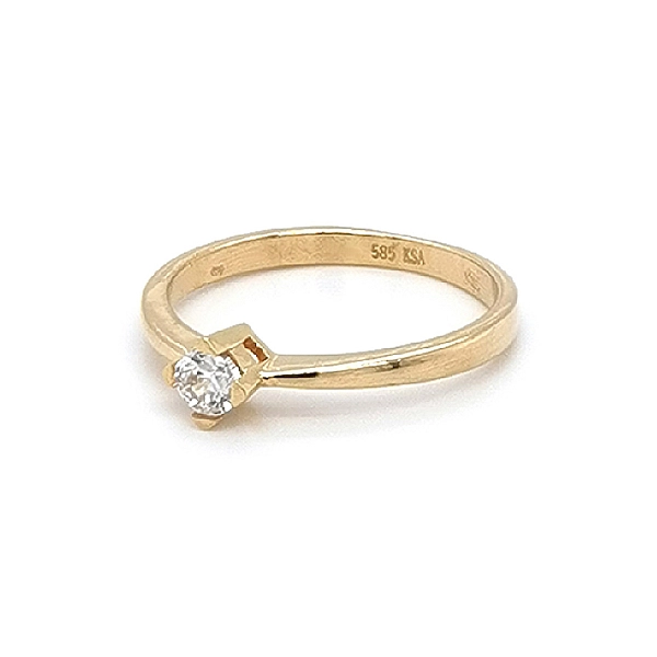 Nhẫn đính hôn bằng vàng với đá zircon