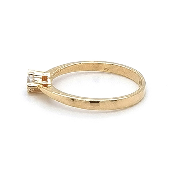 Nhẫn đính hôn bằng vàng với đá zircon