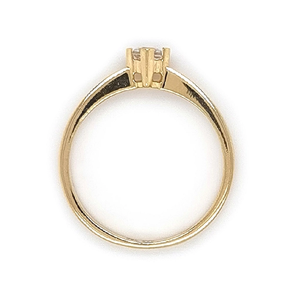 Nhẫn đính hôn bằng vàng với đá zircon