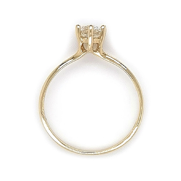 Nhẫn đính hôn bằng vàng với đá zircon