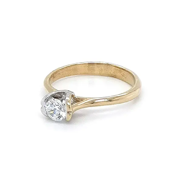 Nhẫn đính hôn với đá zircon làm từ vàng kết hợp