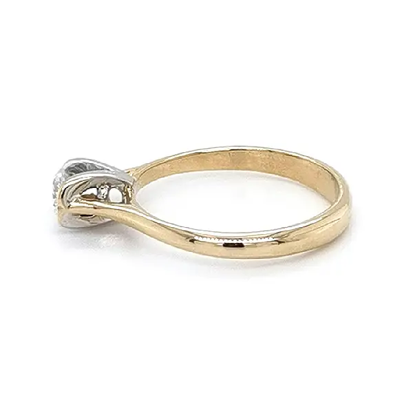 Nhẫn đính hôn với đá zircon làm từ vàng kết hợp