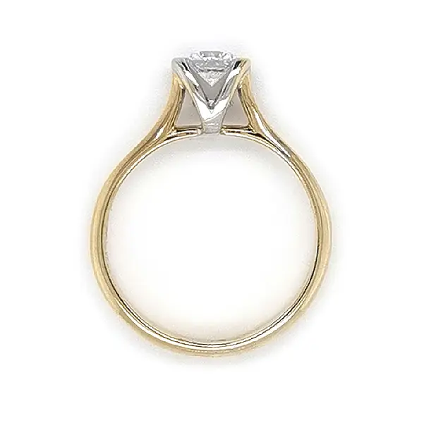 Nhẫn đính hôn với đá zircon làm từ vàng kết hợp