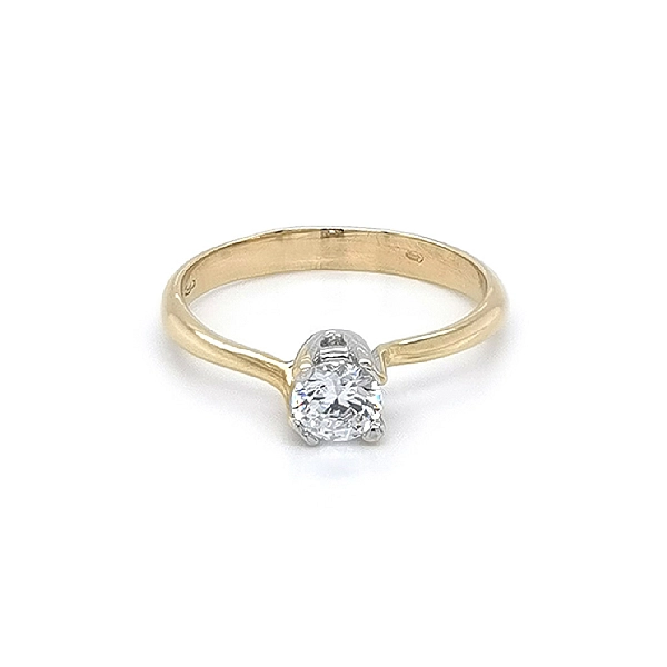 Nhẫn đính hôn với đá zircon làm từ vàng kết hợp