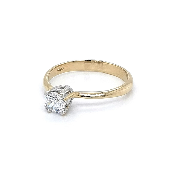 Nhẫn đính hôn với đá zircon làm từ vàng kết hợp