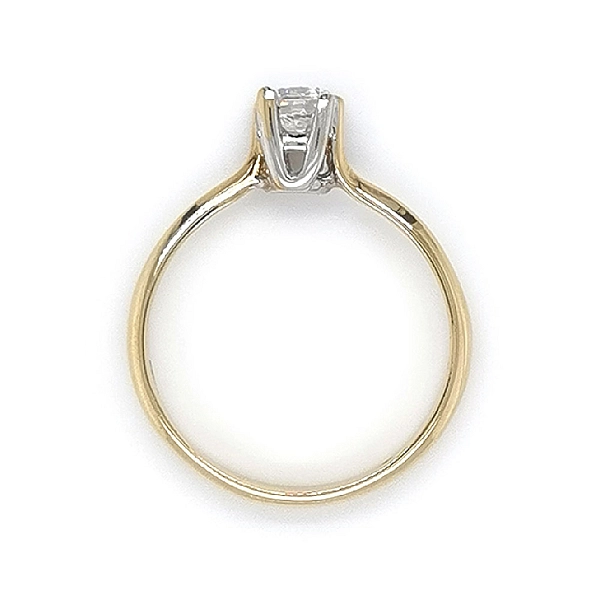 Nhẫn đính hôn với đá zircon làm từ vàng kết hợp