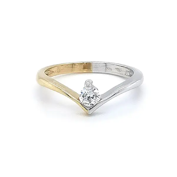 Nhẫn đính hôn với đá zircon làm từ vàng kết hợp