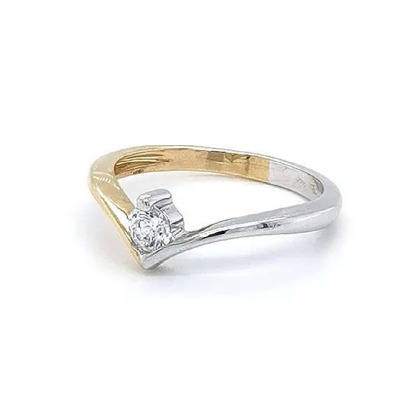 Nhẫn đính hôn với đá zircon làm từ vàng kết hợp