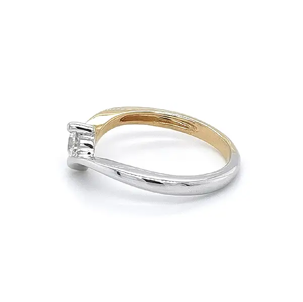 Nhẫn đính hôn với đá zircon làm từ vàng kết hợp