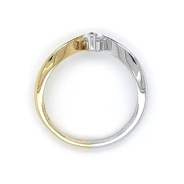 Nhẫn đính hôn với đá zircon làm từ vàng kết hợp