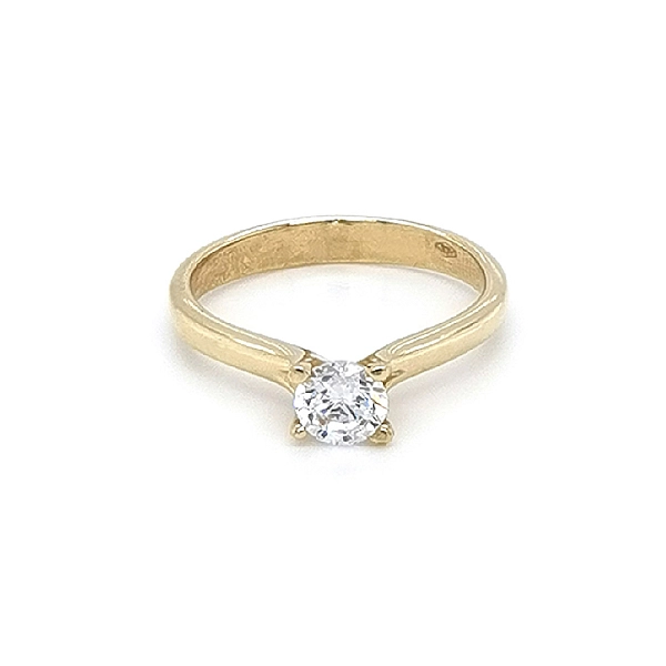 Nhẫn đính hôn bằng vàng với đá zircon