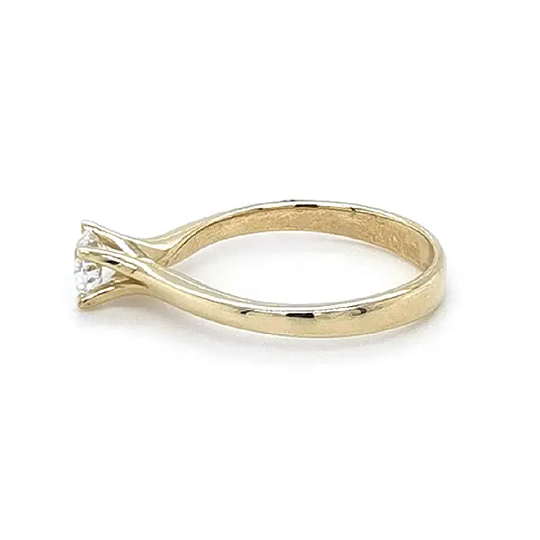 Nhẫn đính hôn bằng vàng với đá zircon