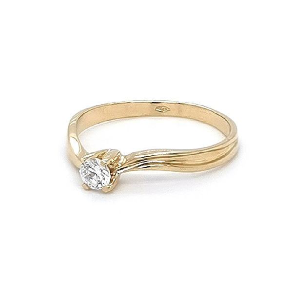 Nhẫn đính hôn bằng vàng với đá zircon
