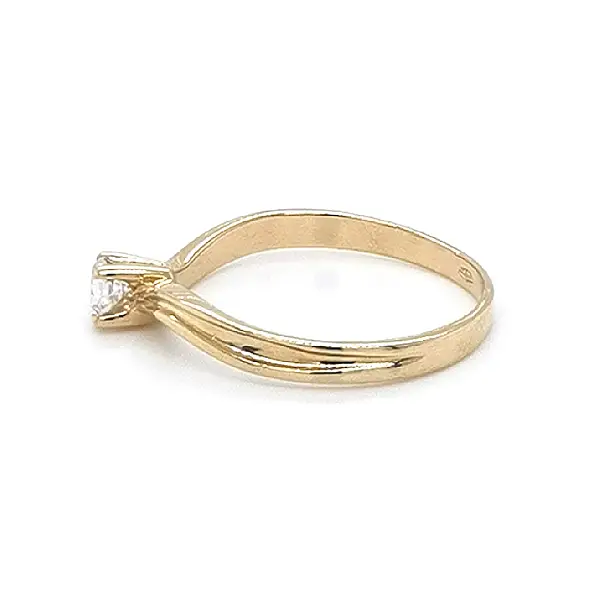 Nhẫn đính hôn bằng vàng với đá zircon