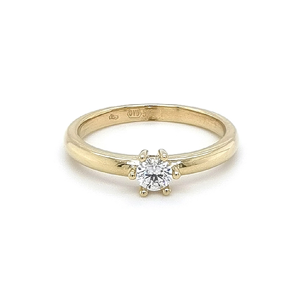 Nhẫn đính hôn bằng vàng với đá zircon