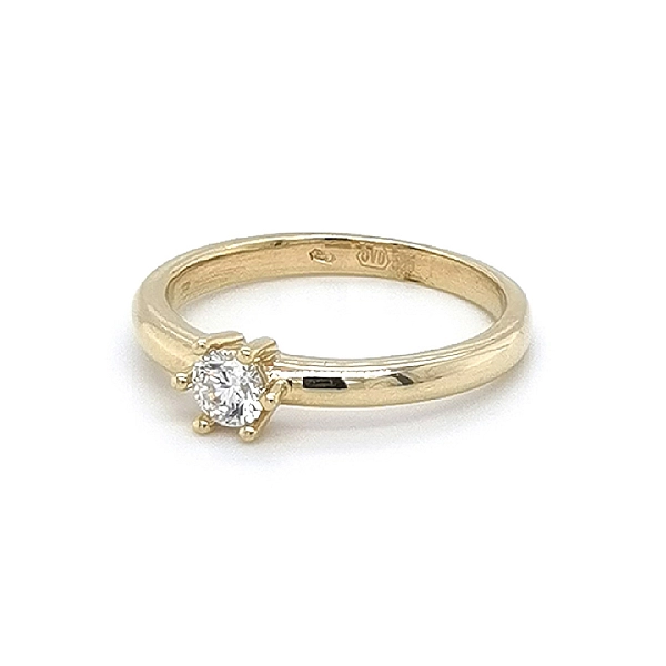Nhẫn đính hôn bằng vàng với đá zircon