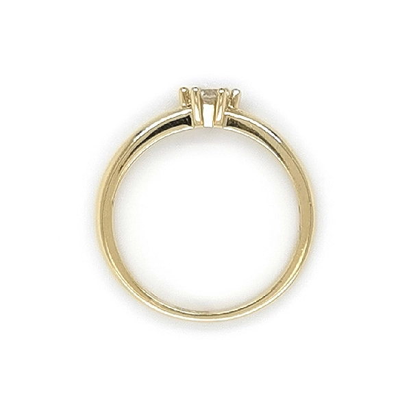 Nhẫn đính hôn bằng vàng với đá zircon